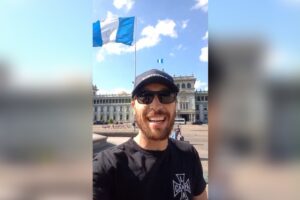 Professor Fred Petla, em frente à bandeira da Guatemala