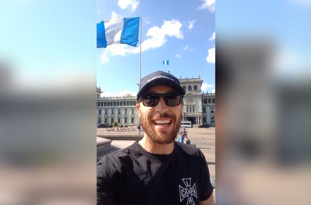 Professor Fred Petla, em frente à bandeira da Guatemala