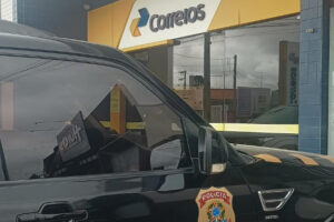 Veículo da Polícia Federal estacionado diante de agência dos Correrios