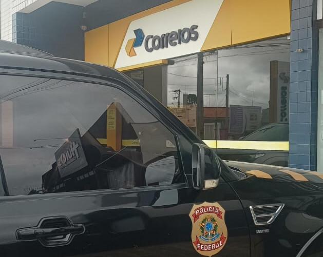 Veículo da Polícia Federal estacionado diante de agência dos Correrios