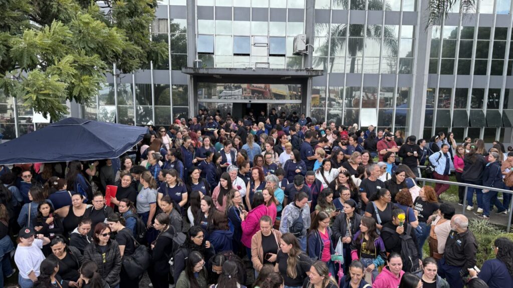 servidores mobilizados em frente a prefeitura
