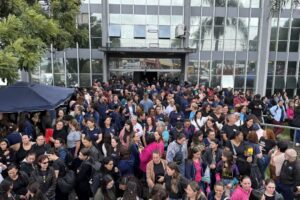 servidores mobilizados em frente a prefeitura