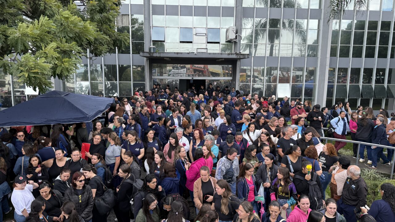 servidores mobilizados em frente a prefeitura