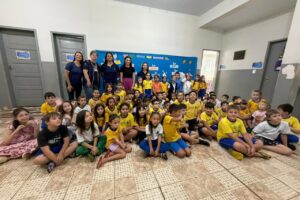 Mabel Canto em entrega de recursos para escola de Ipiranga