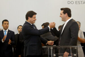 Governador Carlos Massa Ratinho Júnior da posse ao deputado federal licenciado Sandro Alex na Secretaria da Infraestrutura e Logística em 2019.