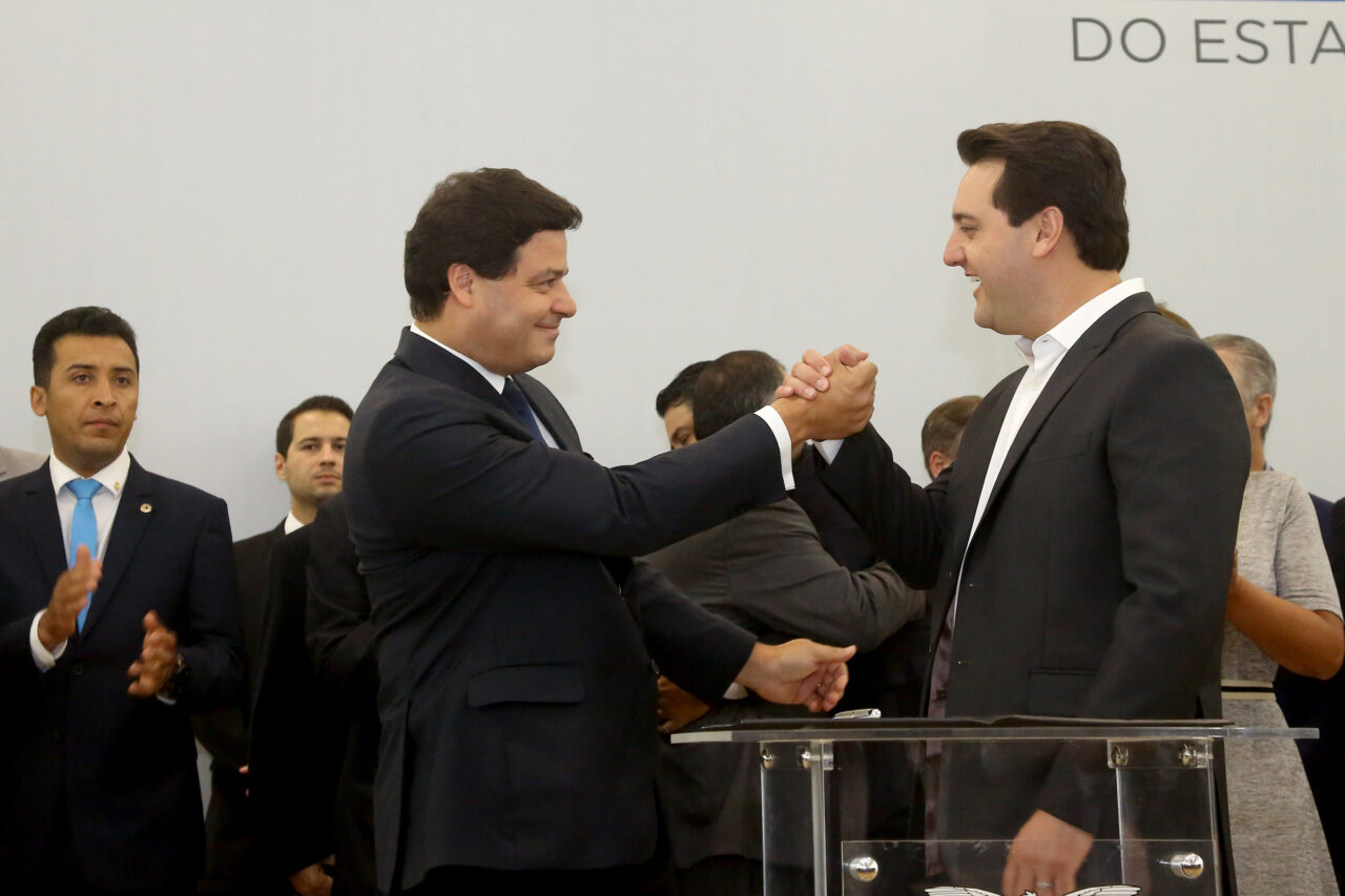 Governador Carlos Massa Ratinho Júnior da posse ao deputado federal licenciado Sandro Alex na Secretaria da Infraestrutura e Logística em 2019.