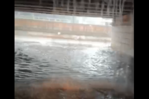 água escorrendo em trincheira em rodovia de Ponta Grossa