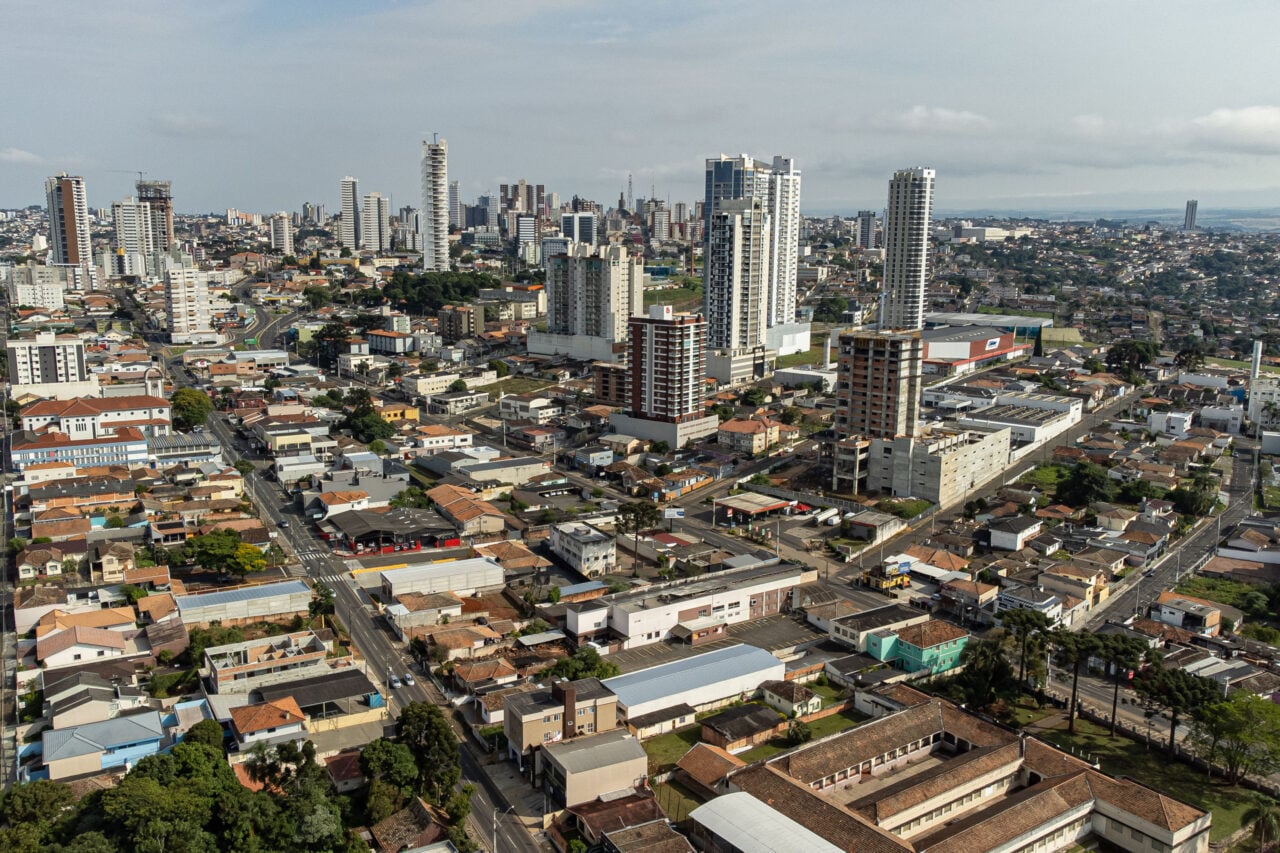 Drone centro de Ponta Grossa ilustra previsão do tempo