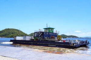 Ferry boat bate na Ponte de Guaratuba