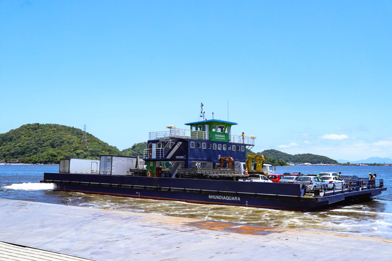 Ferry boat bate na Ponte de Guaratuba