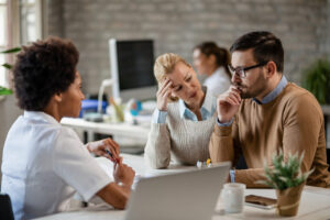 Foto ilustrativa de profissionais lidando com tensão em ambiente de trabalho, para ilustrar matéria sobre a atualização da NR-1, que pode abrir espaço para profissionais de saúde mental em empresas