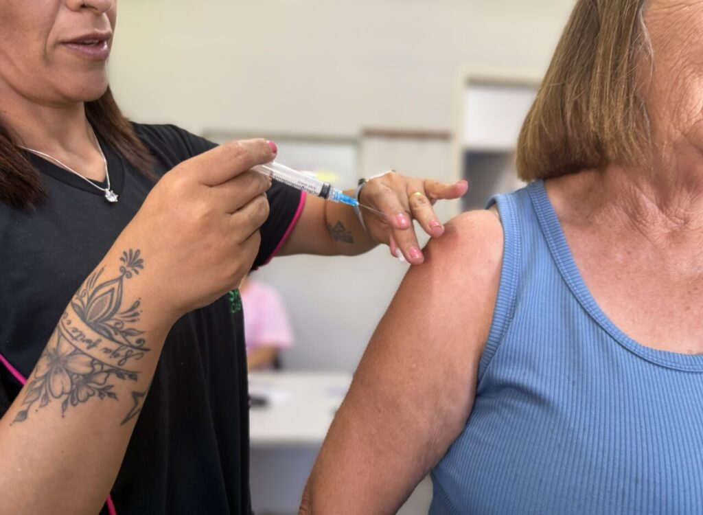 mulher de castro recebendo vacinação