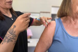 mulher de castro recebendo vacinação