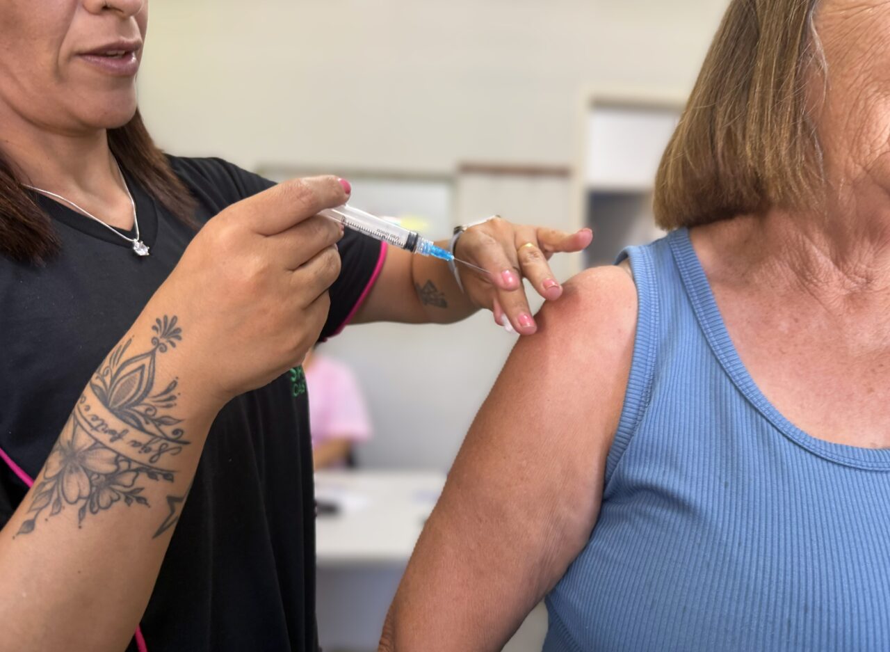mulher de castro recebendo vacinação