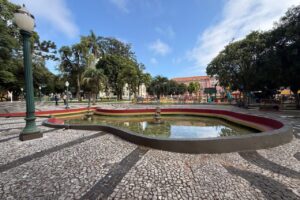 Foto de praça de PG ilustra previsão do tempo