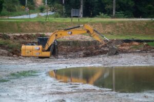 Máquina em obras no Lago de Olarias