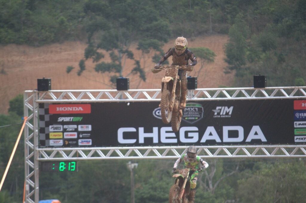 Piloto voa em rampa do Brasileiro de Motocross