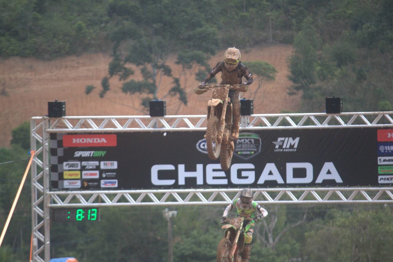 Piloto voa em rampa do Brasileiro de Motocross