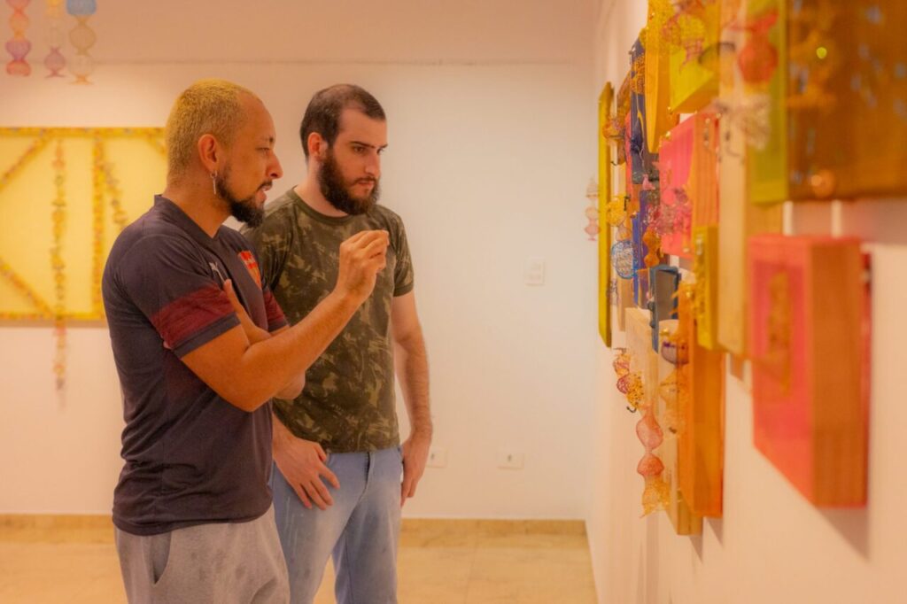 Espectadores admiram obras na exposição Sem Título na Proex