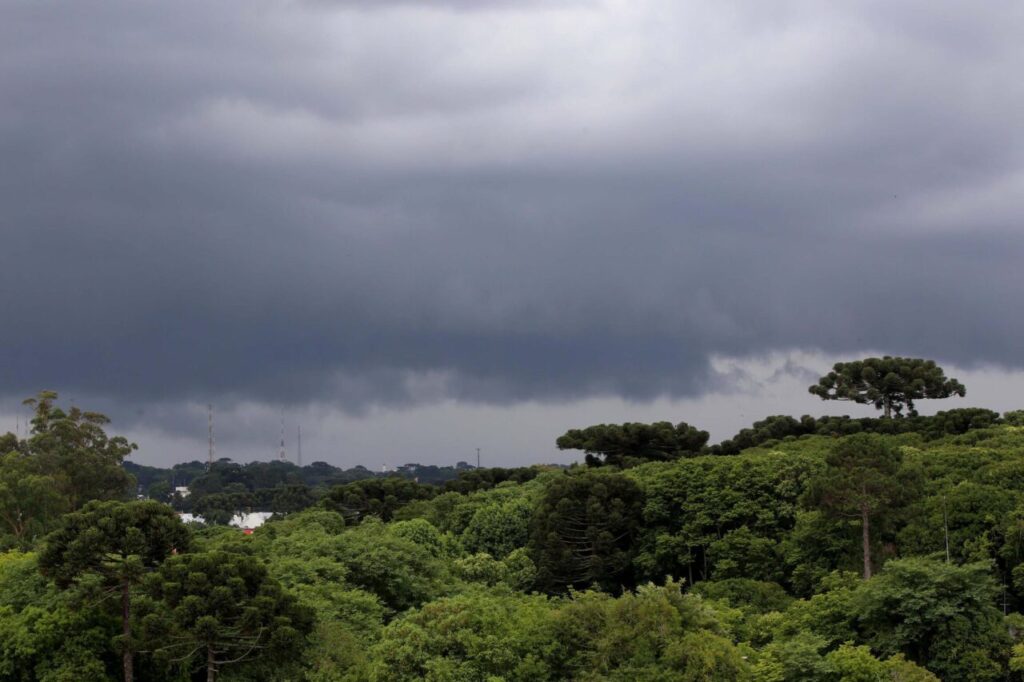 Núvens de chuva em Curitiba