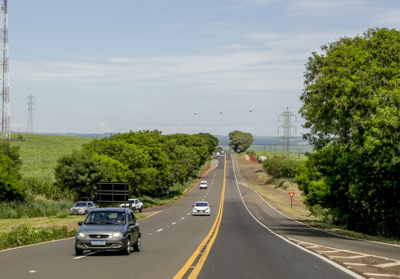 Rodovia na região Norte do Paraná mostra passagem de alguns veículos em dia de sol