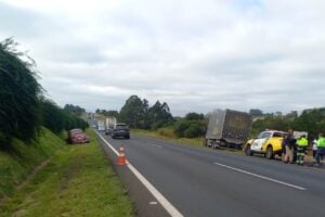 Acidente entre caminhão e fusca na PR-151 em Carambeí na região dos Campos Gerais do Paraná