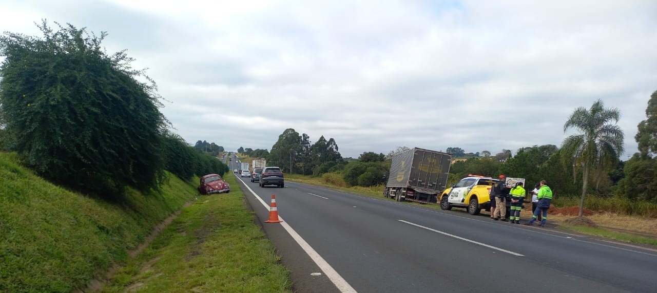 Acidente entre caminhão e fusca na PR-151 em Carambeí na região dos Campos Gerais do Paraná