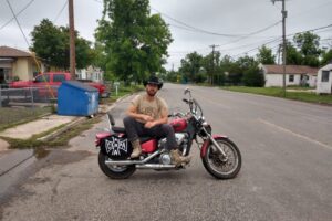 Luiz Petla, de moto, no Texas
