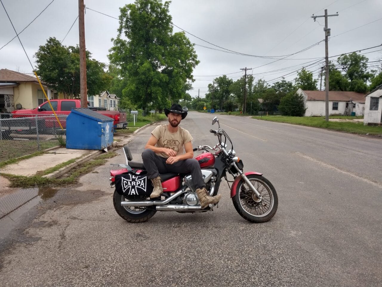 Luiz Petla, de moto, no Texas
