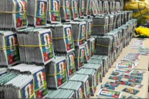 CD_x_200 mil figurinhas falsas