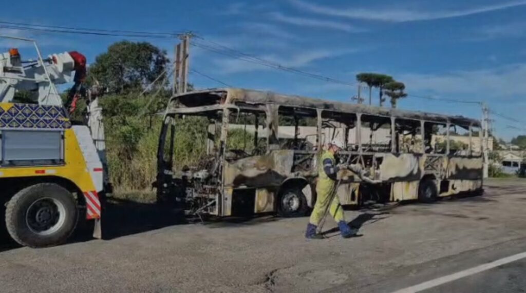 CD_x_print incendio BR-277 onibus