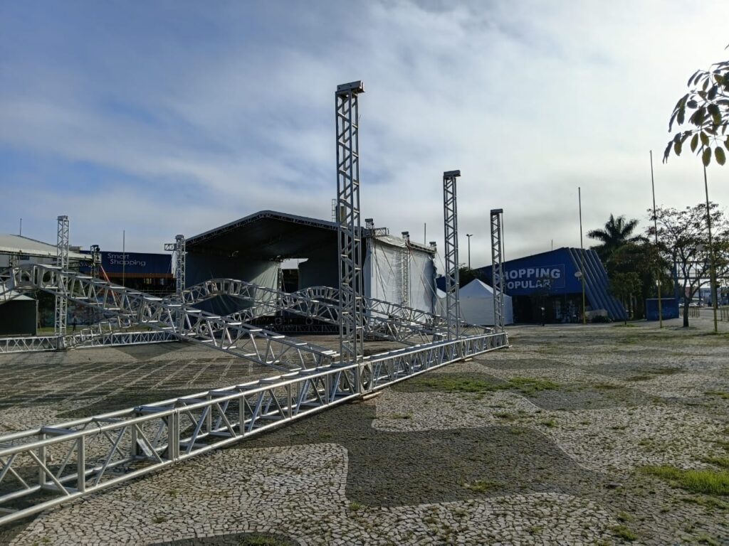 Estrutura para os shows da Marcha Para Jesus, sendo montada em frente ao Paraguaizinho de Ponta Grossa