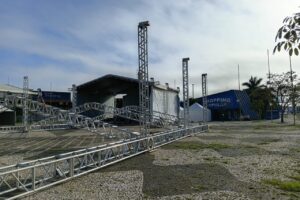 Estrutura para os shows da Marcha Para Jesus, sendo montada em frente ao Paraguaizinho de Ponta Grossa
