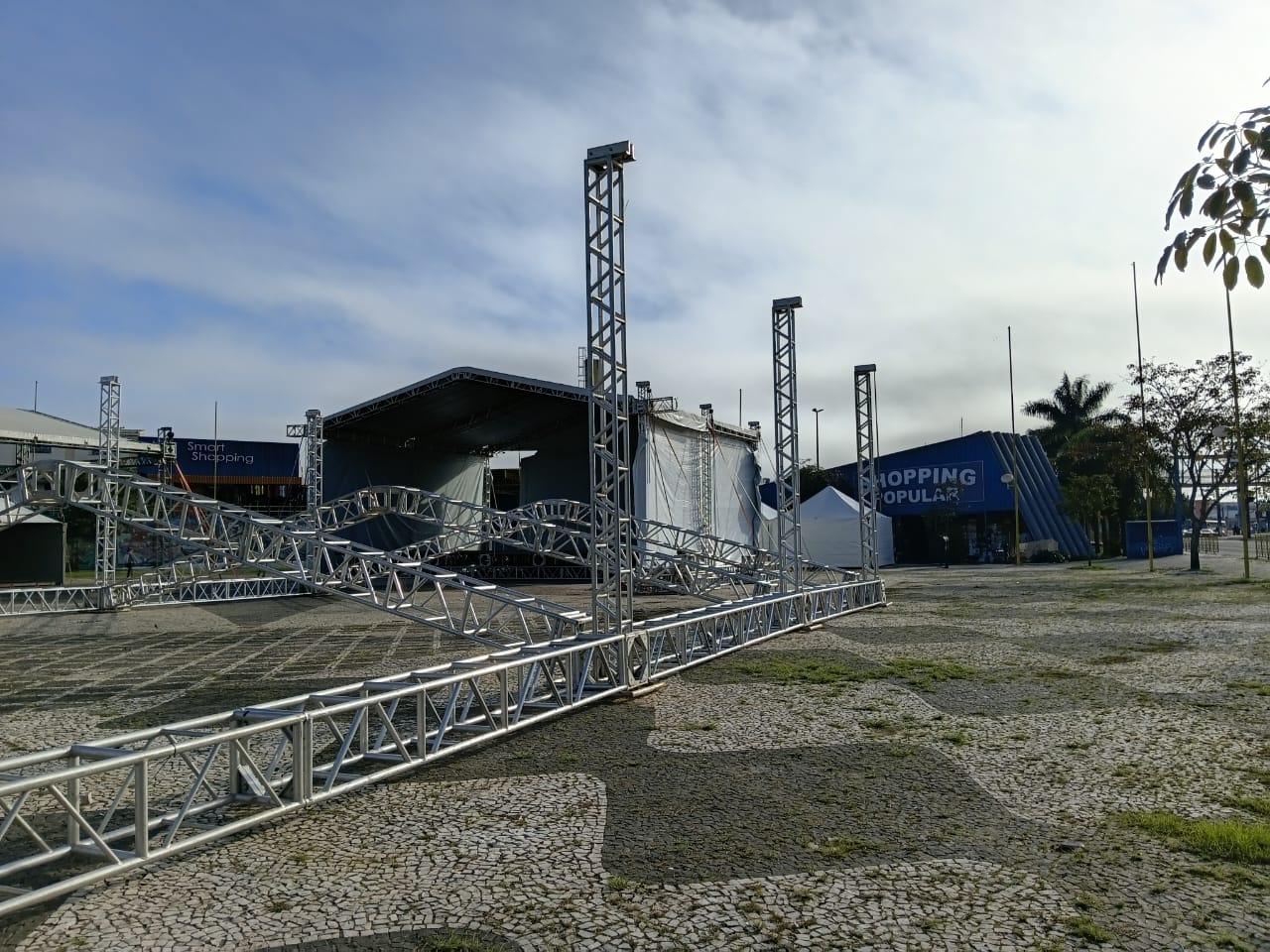 Estrutura para os shows da Marcha Para Jesus, sendo montada em frente ao Paraguaizinho de Ponta Grossa
