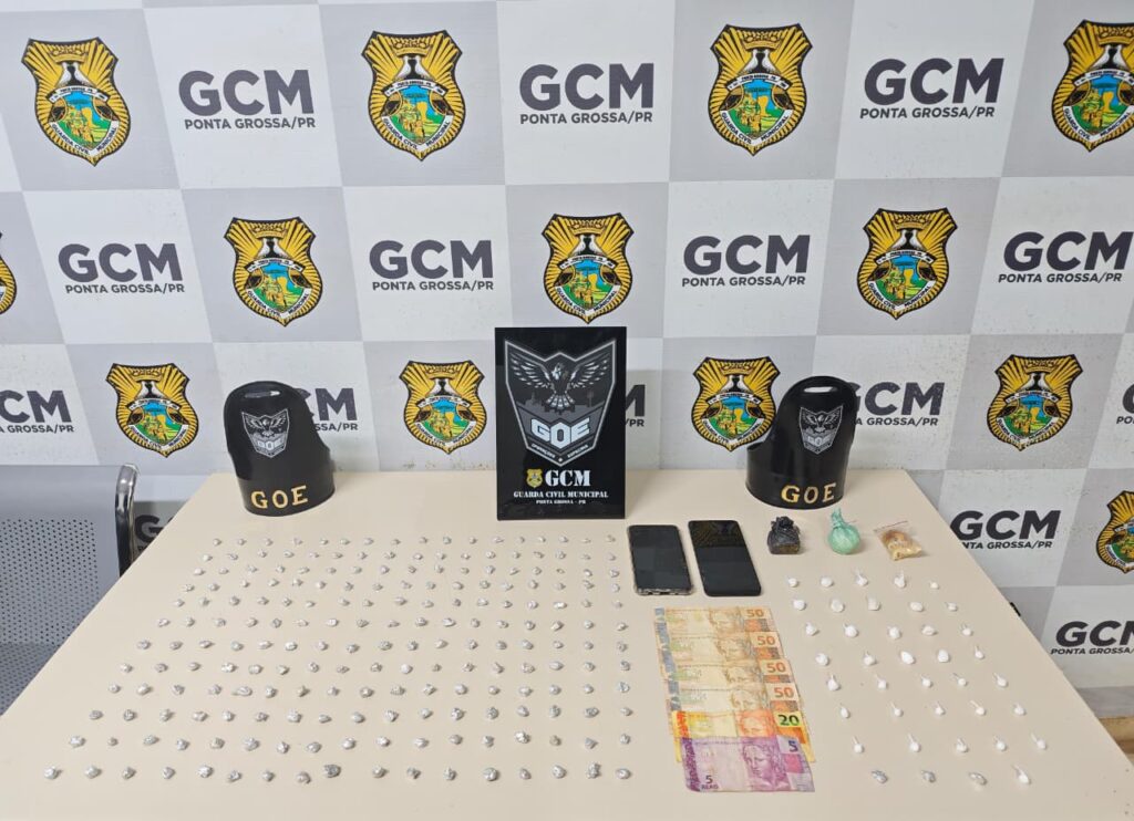 GCM PRENDE JOVEM COM 200 PEDRAS DE CRACK EM PG