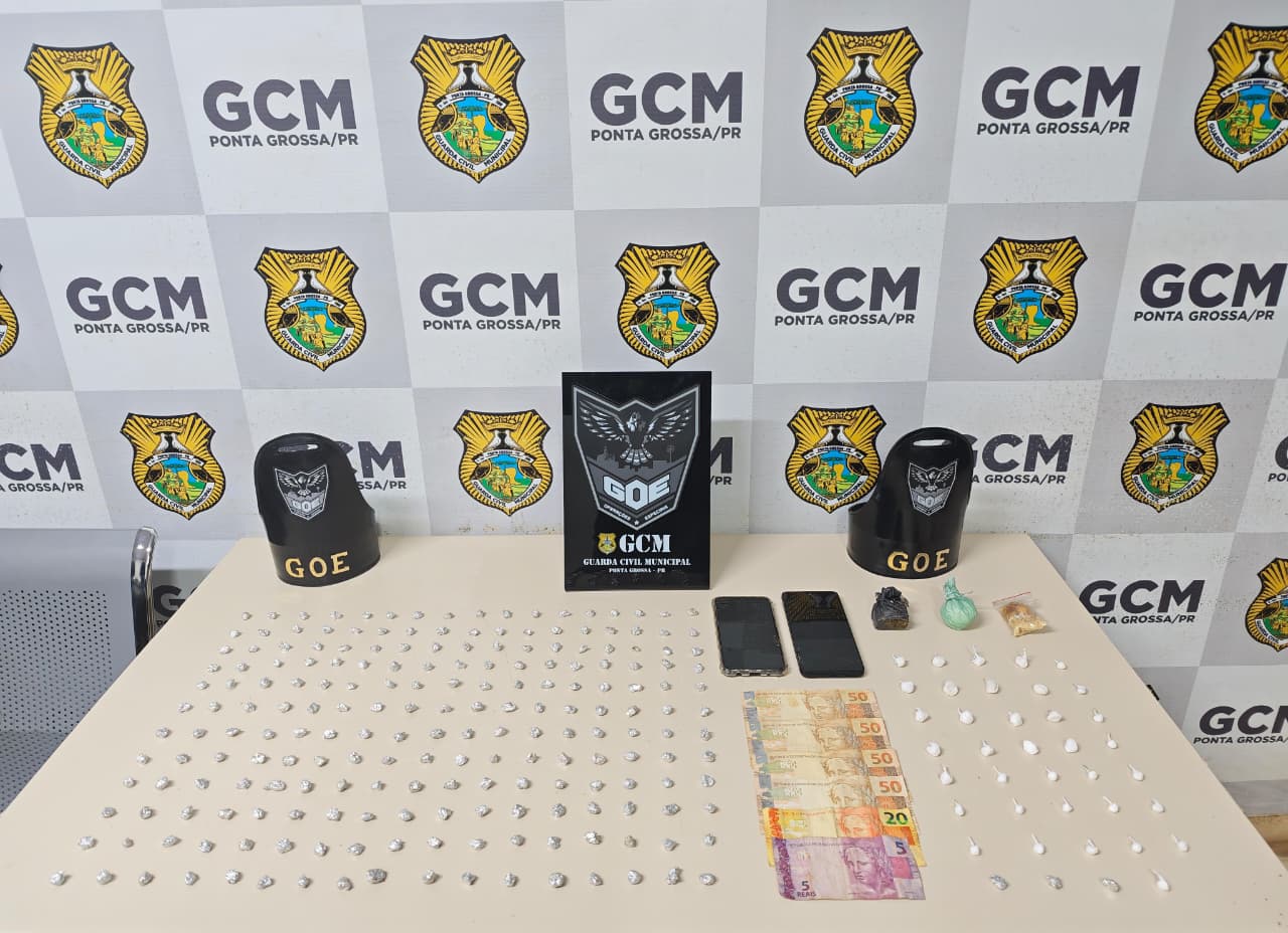 GCM PRENDE JOVEM COM 200 PEDRAS DE CRACK EM PG