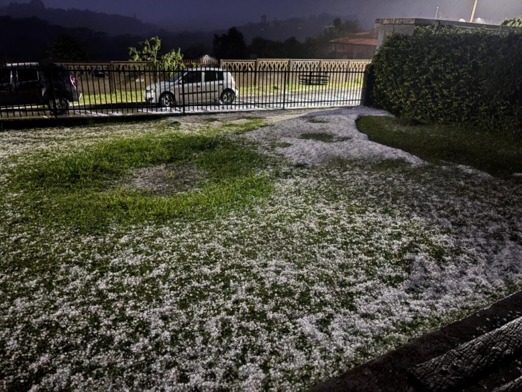 Quintal tomado por granizo em São João do Triunfo