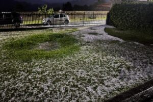 Quintal tomado por granizo em São João do Triunfo