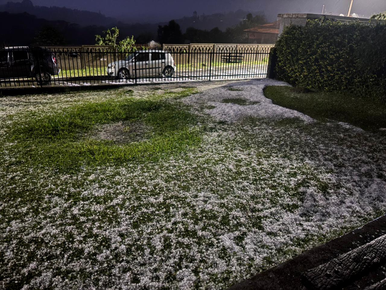 Quintal tomado por granizo em São João do Triunfo