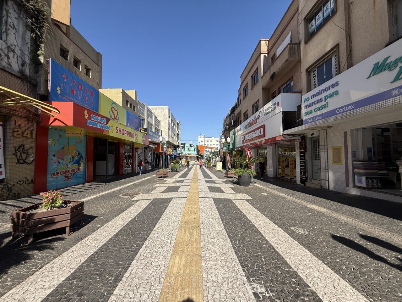 Calçadão de Ponta Grossa ilustra previsão do tempo