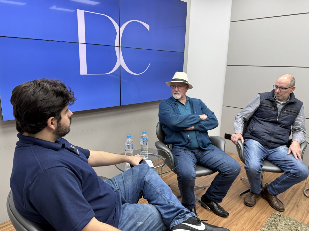 Osvaldo Thibes e Marco Moro, pré-candidatos à diretoria da AEAPG, em entrevista ao Diário dos Campos no estúdio do DC