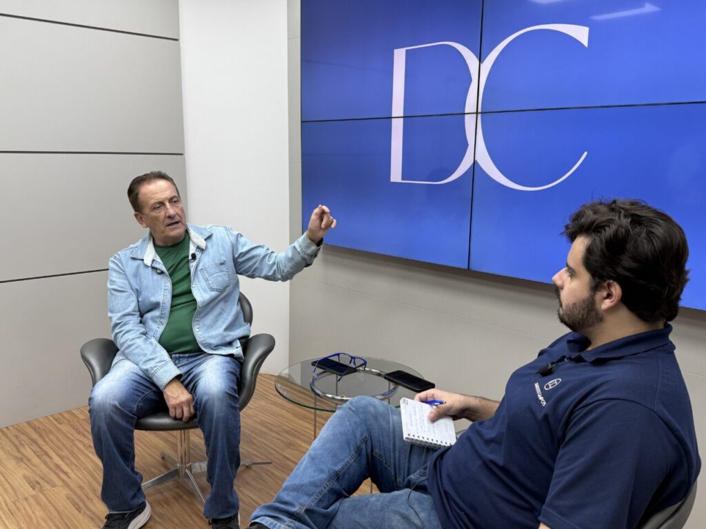 Jocelito Canto concedendo entrevista ao Diário dos Campos no estúdio do DC