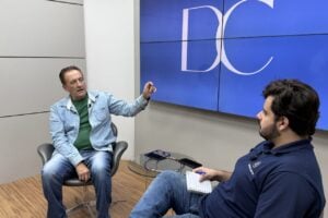 Jocelito Canto concedendo entrevista ao Diário dos Campos no estúdio do DC