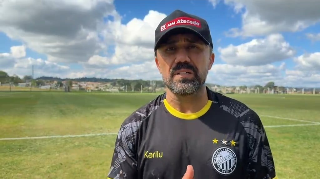 Técnico do Operário, Luizinho Lopes, em vídeo no CT UEPG, com o gramado ao fundo e céu azul com nuvens acima