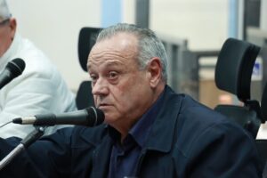 Vereador Paulo Balansin no plenário da Câmara de Ponta Grossa