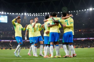 Jogadores da Seleção Brasileira comemorando gol em amistoso