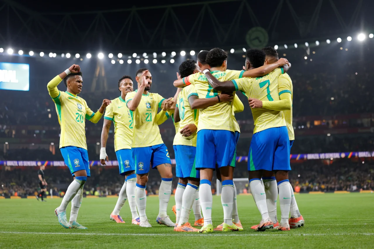 Jogadores da Seleção Brasileira comemorando gol em amistoso
