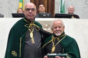 Ivonei Afonso Vieira sendo nomeado membro da Academia Paranaense de Medicina Veterinária