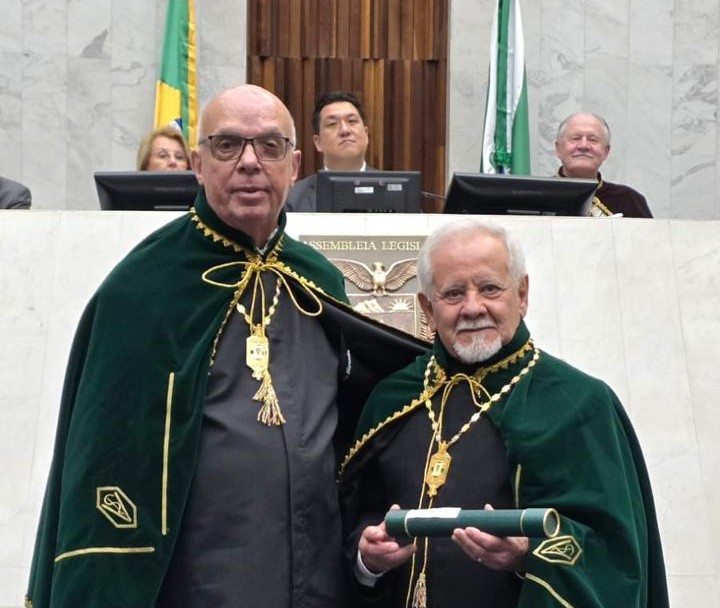 Ivonei Afonso Vieira sendo nomeado membro da Academia Paranaense de Medicina Veterinária