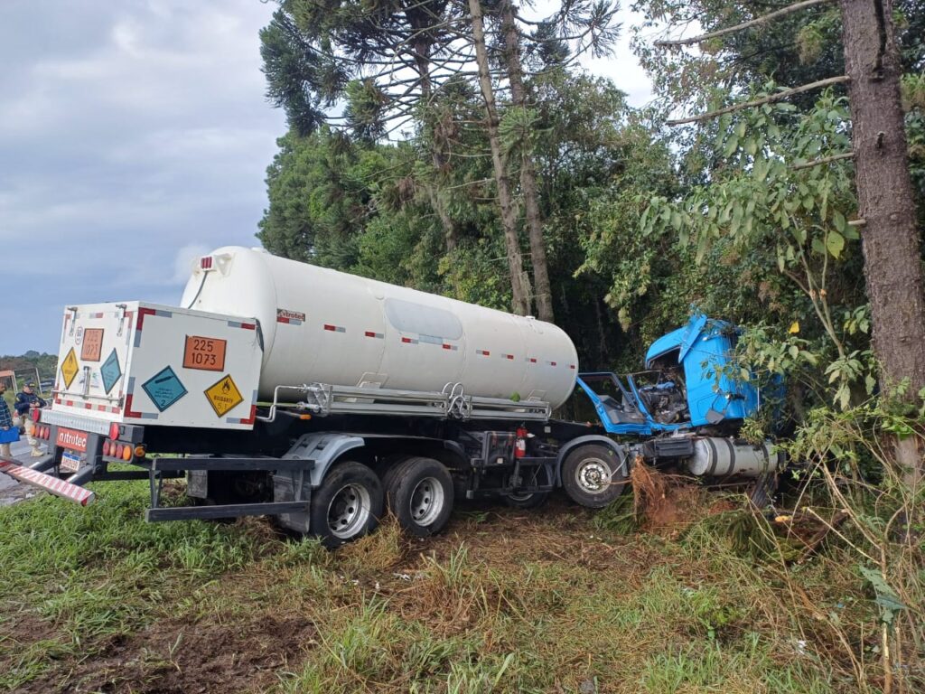 Caminhão que transportava oxigênio colidido no meio de árvores após acidente na BR-376